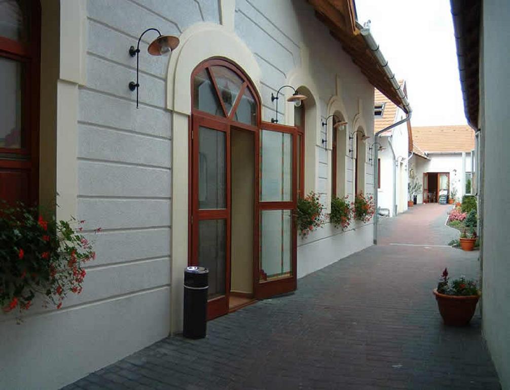 Varju Fogado Tapolca Bed and Breakfast Exteriör bild